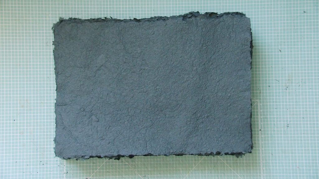 Tutorial: papel artesanal negro reciclando cartulinas