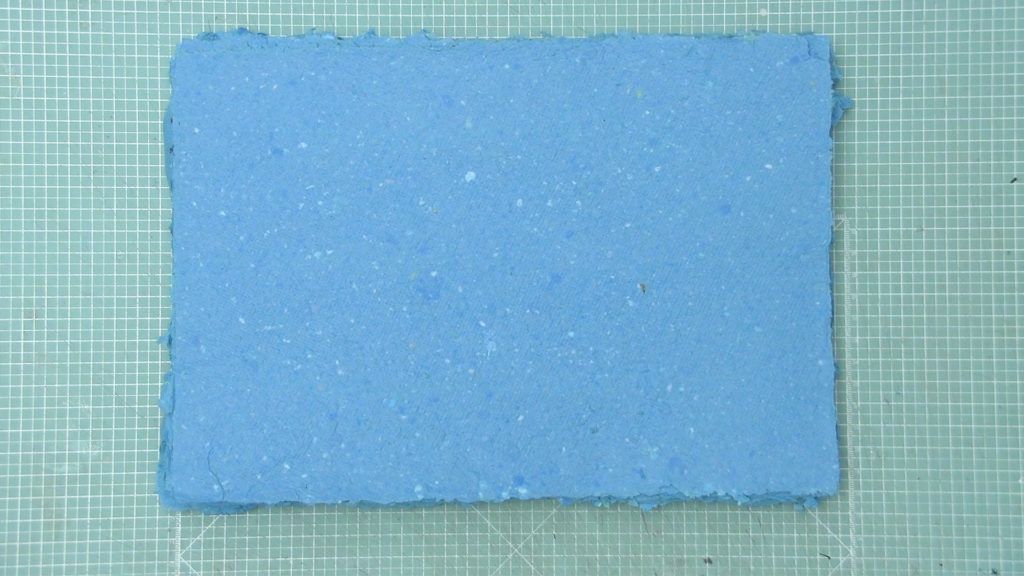 Como hacer papel reciclado artesanal azul tutorial