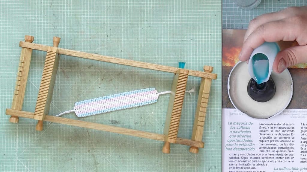 Cómo reparé un telar de pulseras con plastilina y resina 🤯 Aprende a reparar cosas fácil y rápido 🙌 Atunida